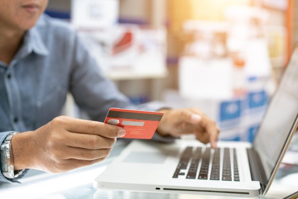 Man probeert met zijn bankpas een laptop geld te laten printen