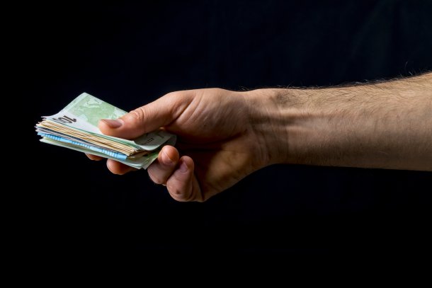 hand die geld geeft belastingvrij schenken 2025