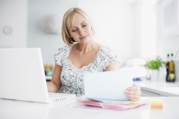 Vrouw zitr achter bureau te werken