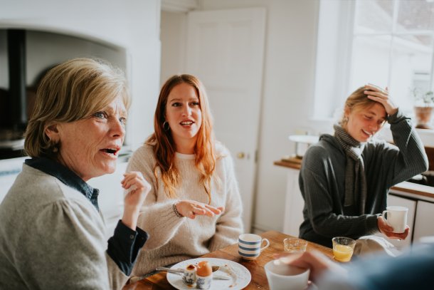 Ruziende familie aan de keukentafel