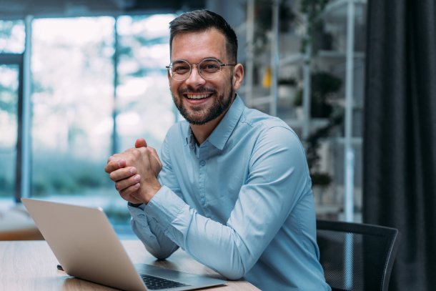 Vrolijke man met laptop