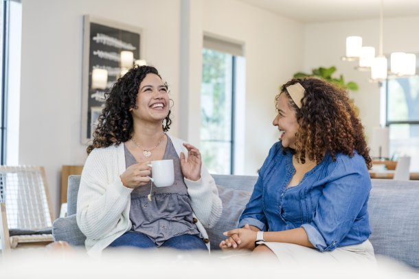 Vrouwen zitten gezellig koffie te drinken