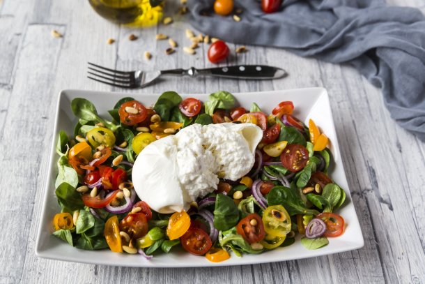 Bol burrata op een salade