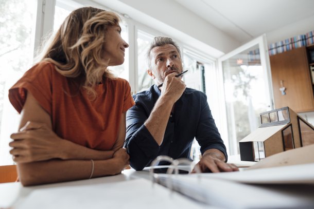 Man en vrouw zijn aan het praten over de erfenis