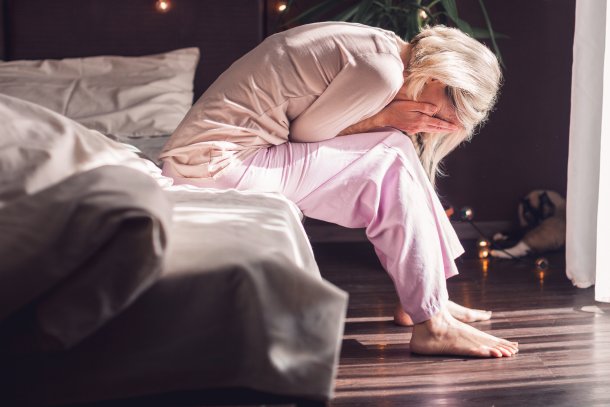 Vrouw met pijn op bed