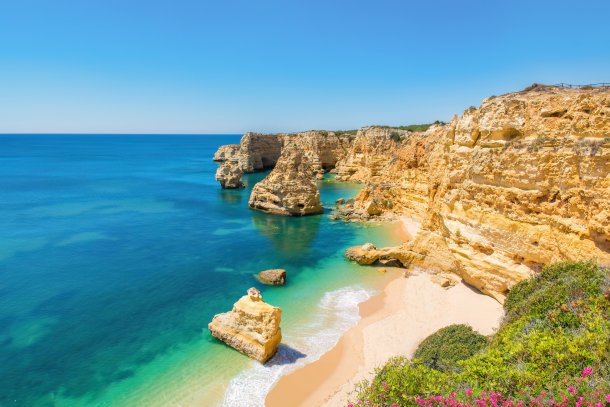 De kust in Algarve, Portugal