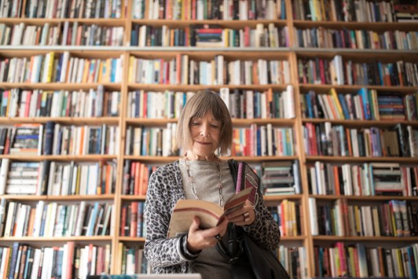 Vrouw in een bibliotheek vol boeken